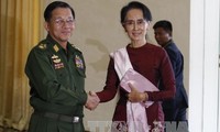Präsident und Oberbefehlshaber Myanmars diskutieren mit Aung San Suu Kyi über Machtübergabe