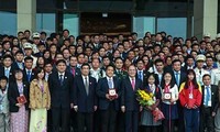 Parlamentspräsident Nguyen Sinh Hung trifft Vorbilder der jungen Talente Vietnams 