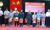 Vaterländische Front Vietnams überreicht zum Neujahrsfest Geschenke an arme Menschen