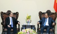Premierminister Nguyen Xuan Phuc trifft den Vorsitzenden des Hongkonger Sunwah-Konzern
