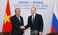Premierminister Nguyen Xuan Phuc trifft Russlands Präsident Wladimir Putin