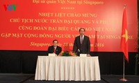Staatspräsident Tran Dai Quang besucht vietnamesische Botschaft in Singapur