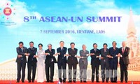 Premierminister Nguyen Xuan Phuc nimmt an ASEAN-Gipfeltreffen mit Partnerländern teil