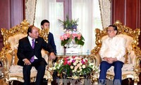 Premierminister Nguyen Xuan Phuc trifft ehemalige laotische Spitzenpolitiker