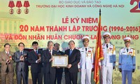 Premierminister zu Gast beim 20. Gründungstag der Hanoi Universität für Business und Technologie