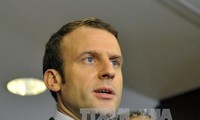 Präsidentschaftskandidat Emmanuel Macron diskutiert mit britischer Premierministerin über Brexit