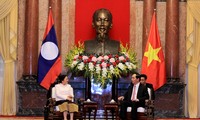 Parlamentspräsidentin Nguyen Thi Kim Ngan empfängt die laotische Parlamentspräsidentin Pany Yathotou