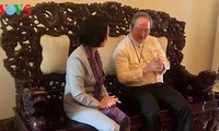 Leiterin der Zentralabteilung für Öffentlichkeitsarbeit Truong Thi Mai besucht Würdenträger
