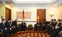  Premierminister Nguyen Xuan Phuc trifft einige Unternehmen in Berlin
