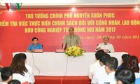 Premierminister Nguyen Xuan Phuc führt Gespräch mit Arbeitern der Provinz Dong Nai