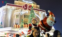 Weihnachtliche Atmosphäre in den Provinzen Vietnams 