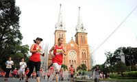 Mehr als 8000 Sportlerinnen und Sportler nehmen am Marathonlauf in Ho Chi Minh Stadt teil