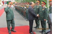 Premierminister Nguyen Xuan Phuc besucht den Kommandostab der Militärregion 5 in Da Nang