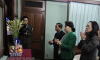 Parlamentspräsidentin Nguyen Thi Kim Ngan zündet Räucherstäbchen für Präsident Ho Chi Minh an