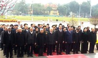 Partei- und Staatschefs besuchen Ho Chi Minh-Mausoleum