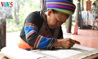 Kunst der Schaffung von Mustern auf traditionellen Trachten der Mong