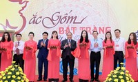 Premierminister Nguyen Xuan Phuc besucht das Keramikdorf Bat Trang