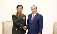  Premierminister Nguyen Xuan Phuc empfängt Delegation aus Laos