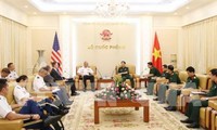 Generaloberst Phan Van Giang empfängt den Befehlshaber des US-Heeres der pazifischen Region