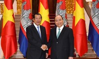 Premierminister Nguyen Xuan Phuc führt Gespräch mit dem kambodschanischen Premierminister
