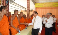 Premierminister Nguyen Xuan Phuc besucht die Buddhismus-Akademie der Khmer
