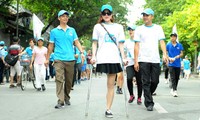 Tausende Menschen nehmen an dem Wettbewerb „Gehen für die Gesundheit” teil