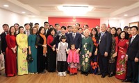 Premierminister Nguyen Xuan Phuc trifft Vertreter vietnamesischer Gemeinschaft und junger Intellektuellen in Südkorea