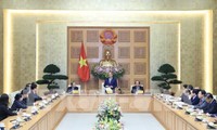 Premierminister Nguyen Xuan Phuc empfängt Vertreter des Verbandes für klein- und mittelständische Unternehmen
