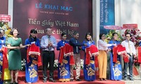 Ausstellung “Vietnamesische Geldscheine durch Phasen”