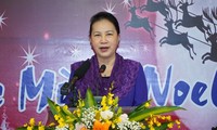 Parlamentspräsidentin Nguyen Thi Kim Ngan beglückwünscht Gläubige zu Weihnachten