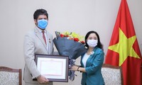 Ehrung des Leiters des UNESCO-Büros in Vietnam mit Erinnerungsorden 