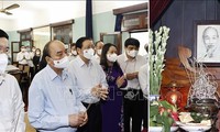 Staatspräsident Nguyen Xuan Phuc zündet Räucherstäbchen zum Gedenken an Präsident Ho Chi Minh an