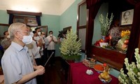 KPV-Generalsekretär Nguyen Phu Trong zündet Räucherstäbchen zum Gedenken an Präsident Ho Chi Minh an