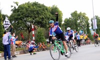 Mehr als 100 Sportler nehmen am erweiterten Radrennen Lai Chau 2021 teil 
