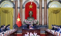 Staatspräsident Nguyen Xuan Phuc empfängt den laotischen Minister, Leiter des Staatspräsidentenbüros
