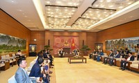 Parlamentspräsident Vuong Dinh Hue empfängt Axel van Trotsenburg