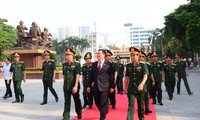 Parlamentspräsident Vuong Dinh Hue nimmt an der Zeremonie zum Schuljahresbeginn der Verteidigungsakademie teil