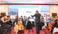 Rumänienisches Sinfonieorchester tritt mit vietnamesischen Künstlern auf