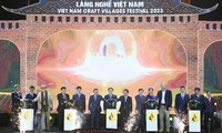 Parlamentspräsident Vuong Dinh Hue zu Gast beim Festival zur Bewahrung und Entwicklung der Handwerksdörfer 2023 