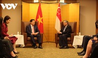 Vizepremierminister Le Minh Khai trifft Amtskollegen aus Kambodscha und Singapur
