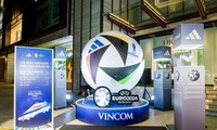 Hanoi begrüßt den riesigen Adidas EURO 2024 Ball „Fußballliebe“