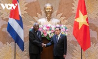 Parlamentspräsident Tran Thanh Man empfängt den kubanischen Parlamentspräsidenten