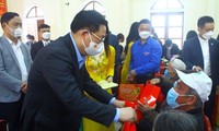 NA Chairman presents Tet gifts to poor people, policy beneficiaries in Nghe An