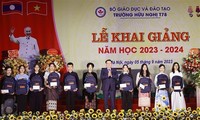 Top legislator joins Vietnamese, Lao students in welcoming new school year