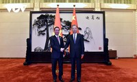Vietnam, China give top priority to strengthening bilateral ties