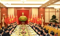 Top leaders of Vietnam, China hold talks