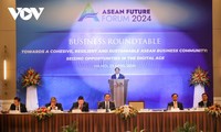 Prime Ministers of Vietnam, Laos co-chairs business roundtable 