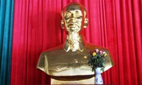 พิธีอัญเชิญรูปหล่อทองแดงลุงโฮไปที่เขตอนุสรณ์ สถานประธานโฮจิมินห์ในจังหวัดนครพนม