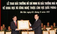 ประธานประเทศเข้าร่วมพิธีมอบรางวัลโฮจิมินห์รางวัลแห่งรัฐด้านการป้องกันประเทศ