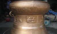 มอบกลองมโหรทึกทองแดงให้แก่อนุสรณ์สถานประธานโฮจิมินห์ ณ ประเทศลาว